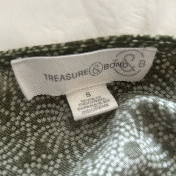 TREASURE & BOND Lace Trim V-neck Blouse in Green Rowan Floral - Picture 9 of 10